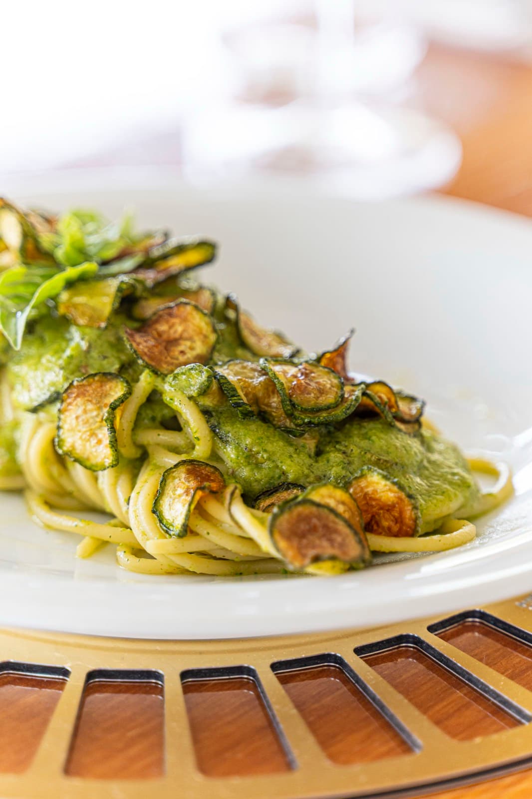 Linguine alla Nerano con chips di zucchine e foglie di basilico