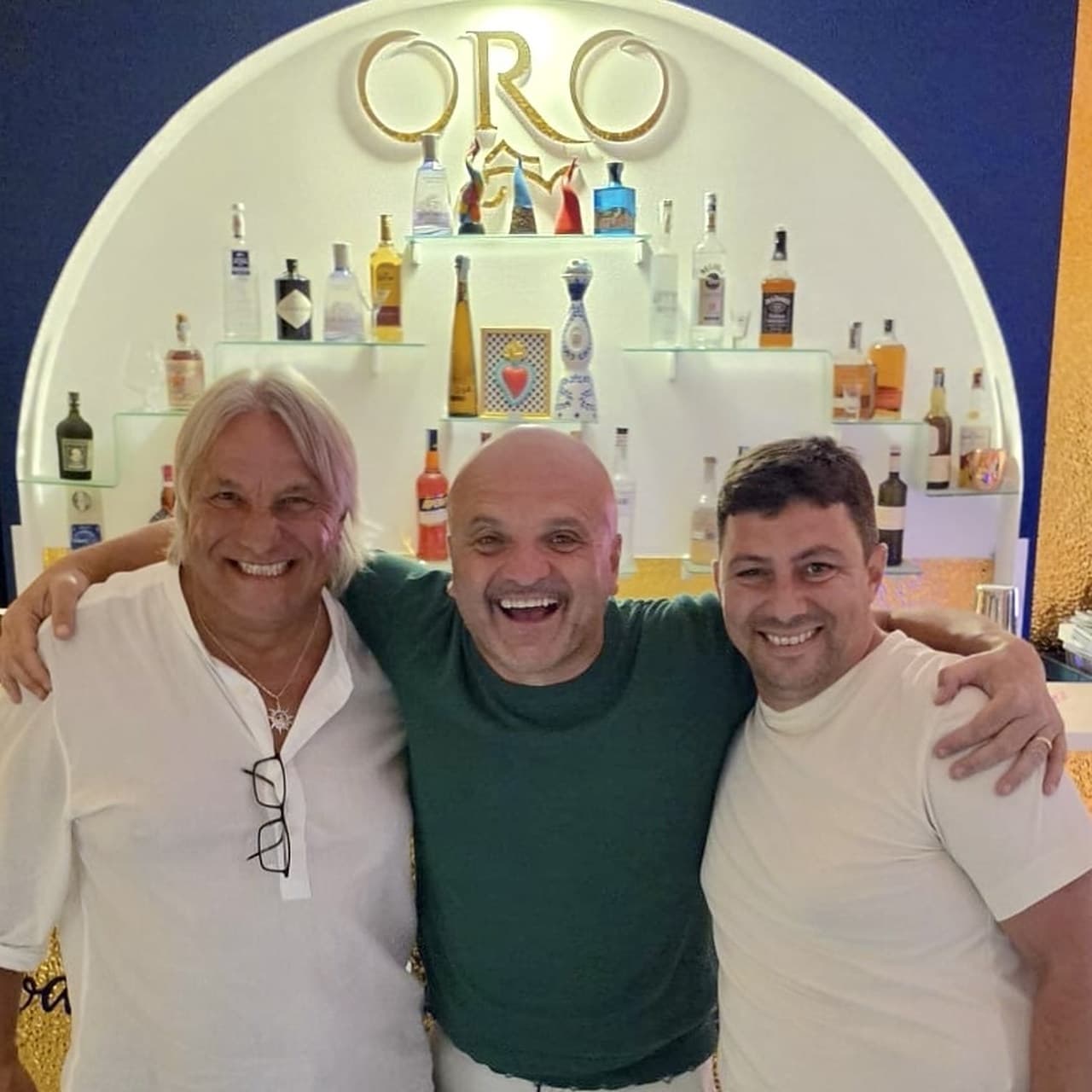 Peppe Iodice an der Bar des Oro Mare, unter dem goldenen Schriftzug